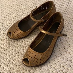 Jambu Trail-Rated Leather Sport Wedges in Gold